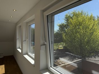 Fensterfront im begehbaren Kleiderschrank