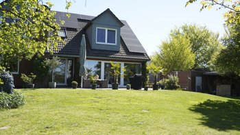 Blick vom Rasen zur Rückansicht