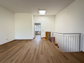 Wohnraum mit Zugang ins Schlafzimmer