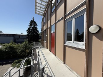 Wohnungseingang mit Balkon