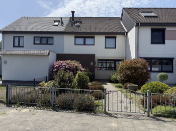 Blick vom Vorgarten auf das 7,5m breite Reihenhaus