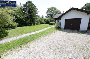 Einfahrt mit Garage