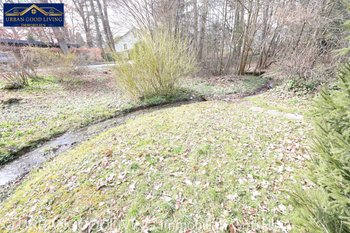 Grünfläche mit Bachlauf