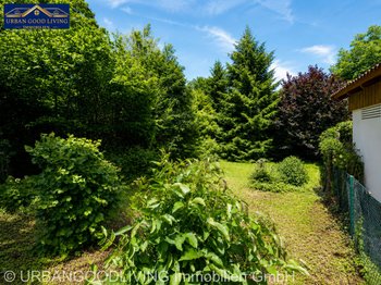 Grünstreifen mit Bachlauf