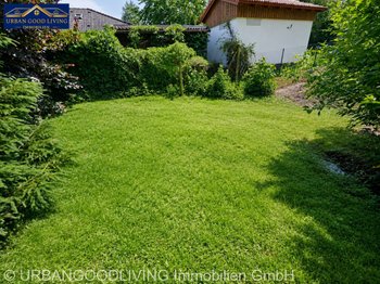 Grünstreifen mit Bachlauf