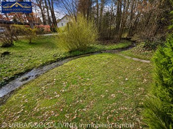 Grünstreifen mit Bachlauf