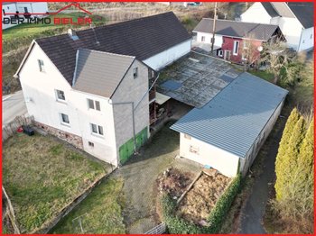 Haus mit Stallungen, Hof und Abstellräumen
