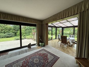 Wohnzimmer mit Blick zum Wintergarten