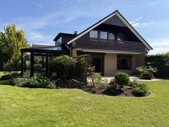 Blick mit Wintergarten und Haus