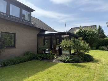 Garten mit Blick auf den Wintergarten