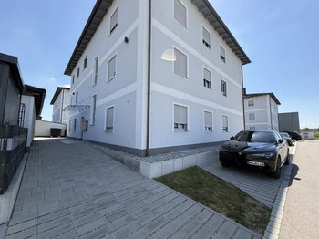 Außenansicht mit Besucherparkplätze
