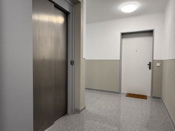 Wohnungseingang mit Aufzug
