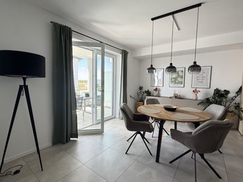 Essbereich mit Ausgang auf den Balkon 