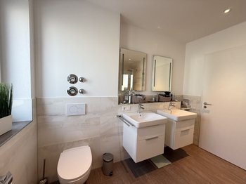 Badezimmer mit Doppelwaschtisch