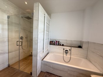 Dusche u. Badewanne