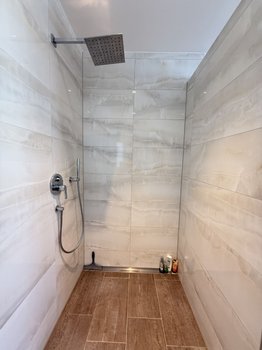 Große Regendusche