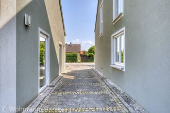 Außen Weg zwischen Haus und Garage