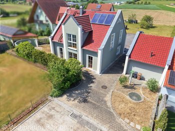Freistehendes Einfamilienwohnhaus mit Komfortgarage und Garten in Ortsradlage