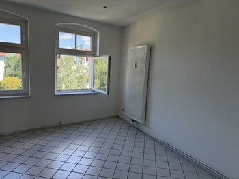 Küche mit zwei Fenstern
