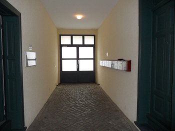 Hausflur und Blick zum Hauseingang