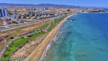 450 Meter entfernt: Der kilometerlange Strand...