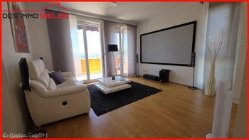 Wohnzimmer mit Zugang z. Balkon