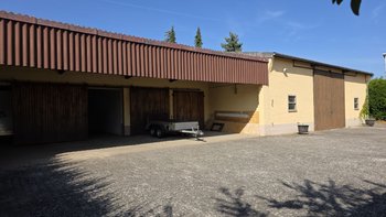 ehemaliges Kelterhaus mit Lagerhalle