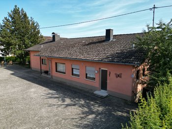 Großer Bungalow mit Keller, Garten, Nebengebäude und Stellflächen in Stadecken-Elsheim zu verkaufen