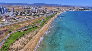 450 Meter entfernt: Der kilometerlange Strand...