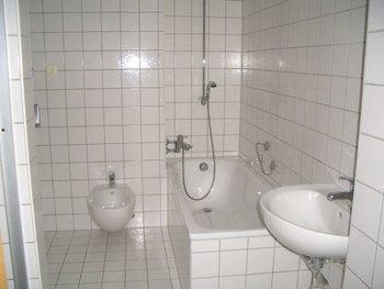 Badezimmer mit Wanne und Dusche